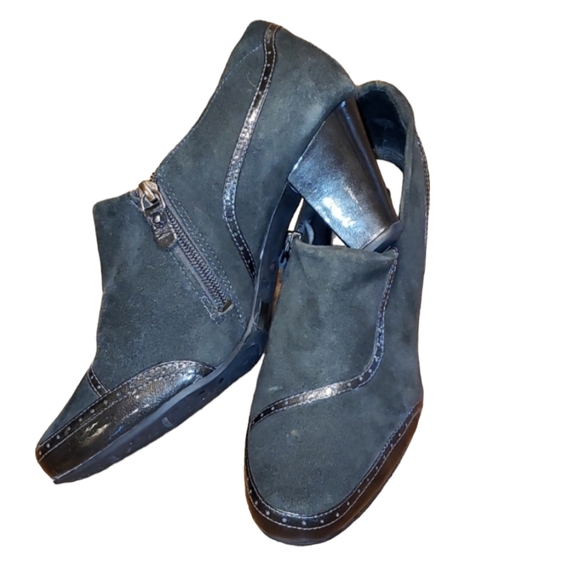 Clark's Artisan Diamond Cameo Green Suede Booties - Picture 2 of 11